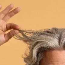 Por que arrancar os cabelos brancos pode ser perigoso? - FreePik