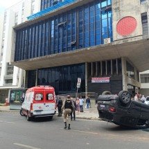 Vídeo: carro capota e deixa dois feridos na Região Centro-Sul de BH