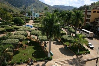 Mulher é condenada após instalar câmera em frente à casa dos vizinhos 