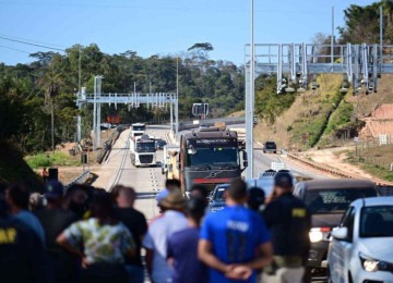 Manifestantes ocuparam uma faixa da BR-381, no km 412, em Caeté, na Região Metropolitana de BH, em 27 de agosto, para protestar contra a instalação de um pedágio no local
 -  (crédito: Leandro Couri/EM/DA.Press)