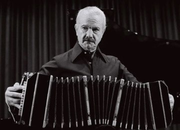 O bandoneón de Piazzolla parecia chorar, rir e sussurrar segredos ao mesmo tempo. Os violinos respondiam como ecos distantes, criando camadas de emoção que se sobrepunham -  (crédito: Latinjazznet.com/Reprodução)