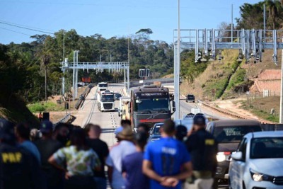 Manifestantes ocuparam uma faixa da BR-381, no km 412, em Caeté, na Região Metropolitana de BH, em 27 de agosto, para protestar contra a instalação de um pedágio no local
 -  (crédito: Leandro Couri/EM/DA.Press)