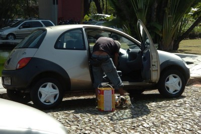 Lavador de carros  no campus Pampulha da UFMG, em Belo Horizonte -  (crédito: Beto Novaes/Em/D.A.Press - 01/05/2006)