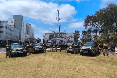 A ação conta com o apoio do Batalhão de Eventos, que disponibilizou um efetivo suplementar, viaturas e o Posto de Observação Elevado (POE) -  (crédito: Divulgação / Polícia Militar)