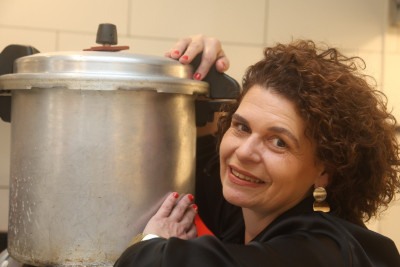 A paixão de Gilka Valadares pela panela de pressão vem de criança, quando aprendeu a cozinhar com a mãe -  (crédito: Marcos Vieira/EM/D.A Press)