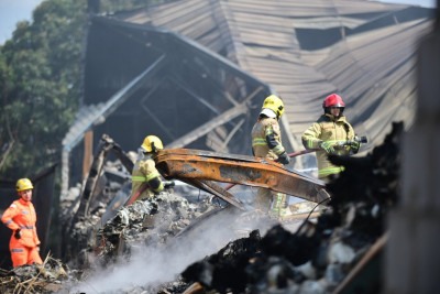 Reinício do incêndio ocorreu porque o galpão continha muito material combustível, como plástico e borracha -  (crédito: Leandro Couri/EM/DA.Press.Brasil.MG.Belo Horizonte)