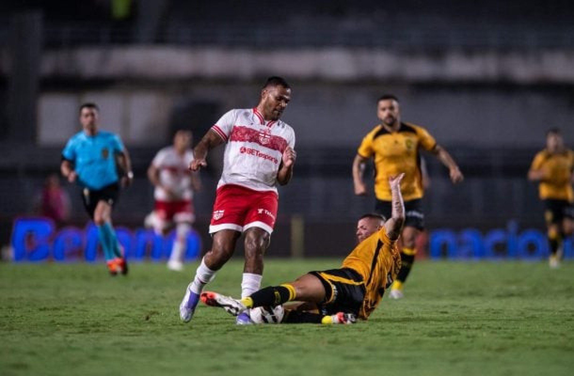 CRB confirma favoritismo, vence o Amazonas e se aproxima do G-4 da Série B