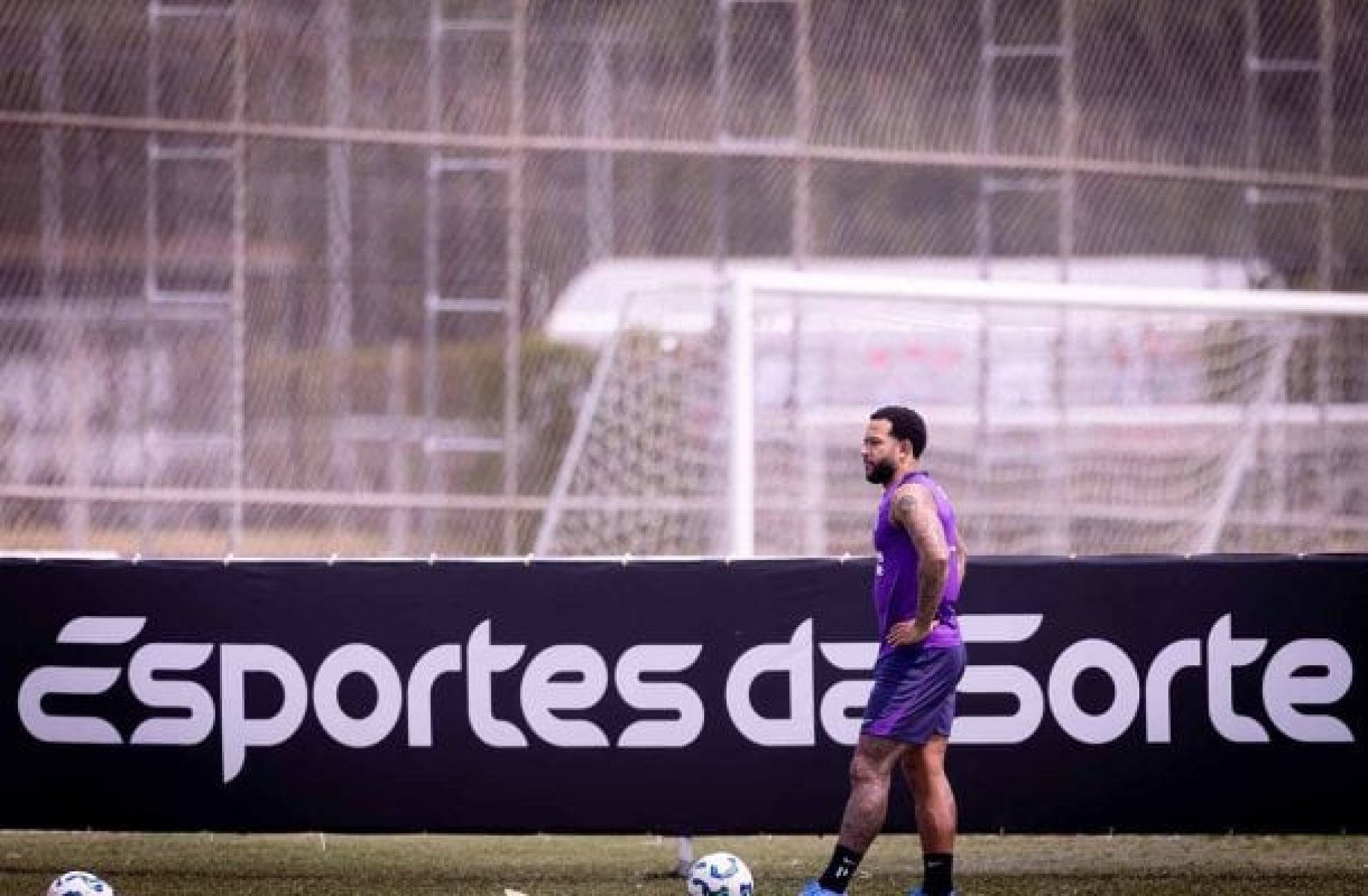 Irritado com lesão, Memphis Depay cria novo atrito nos bastidores do Corinthians