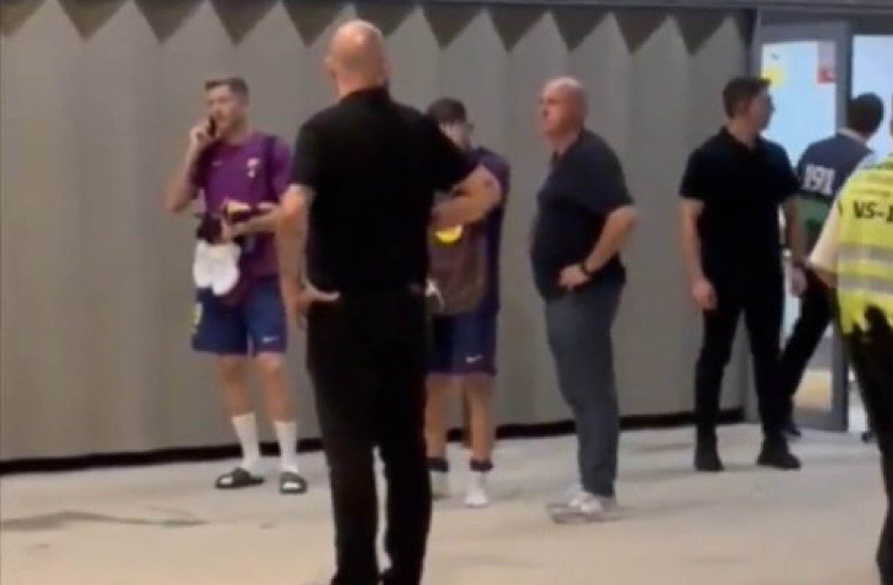 Vídeo! Jogadores do Barcelona deixam estádio sem banho, e ônibus não dá para todos