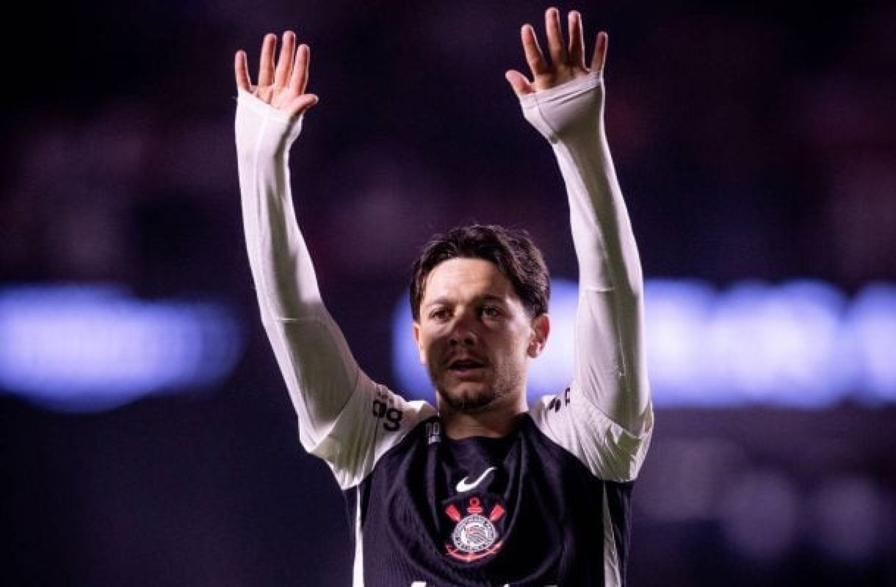 Dorival Júnior admite preocupação com Garro e não descarta meia na reserva