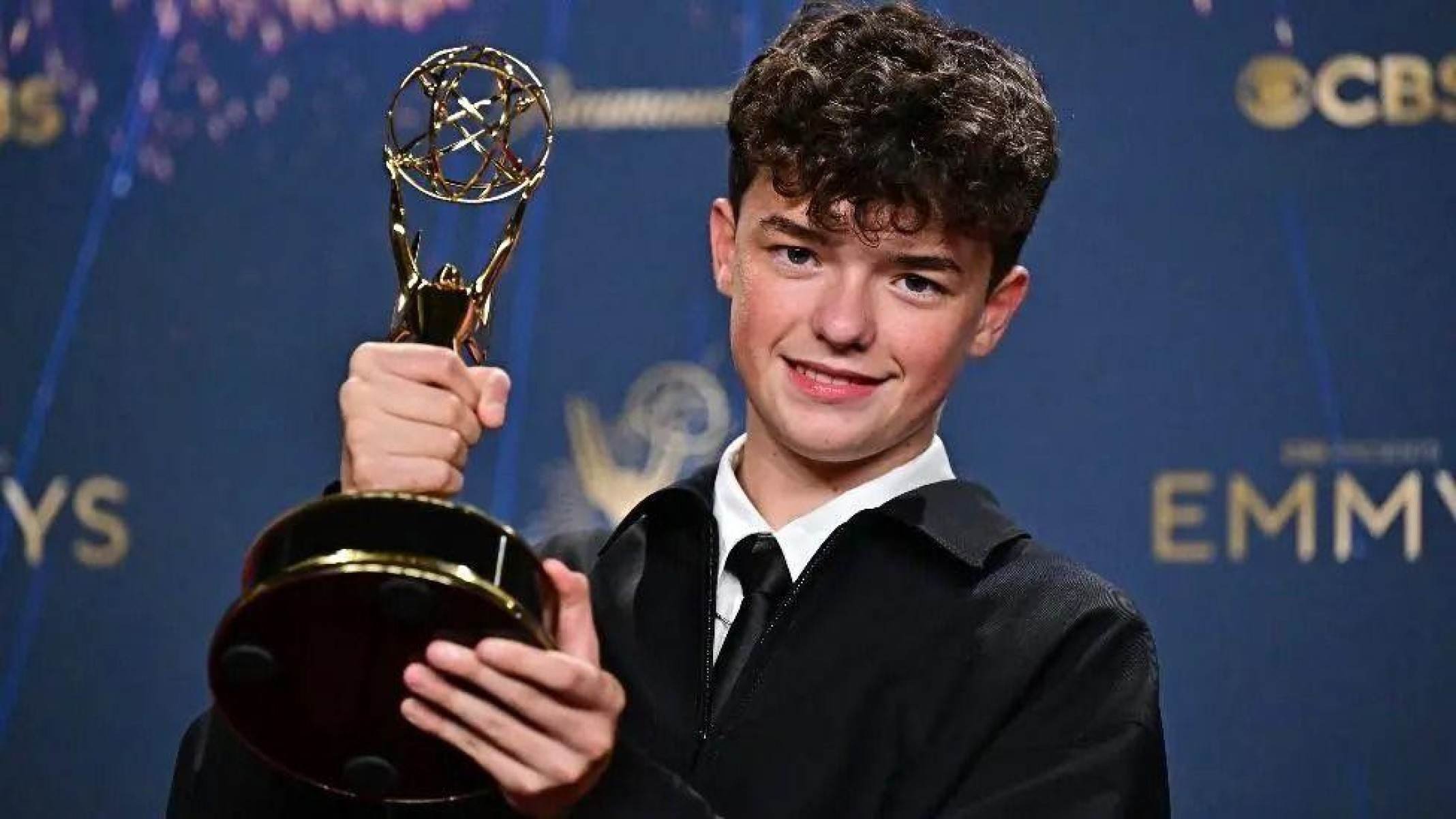 Onde assistir às séries premiadas no Emmy 2025