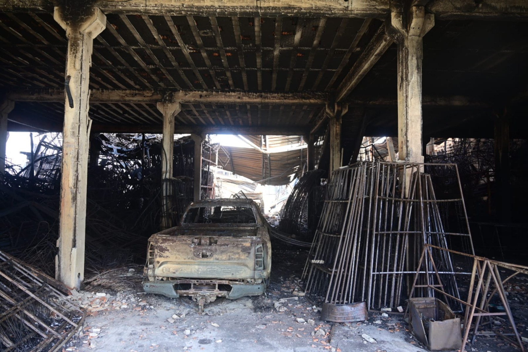 Incêndio em galpão no bairro Califórnia tem reignição na manhã desta segunda-feira