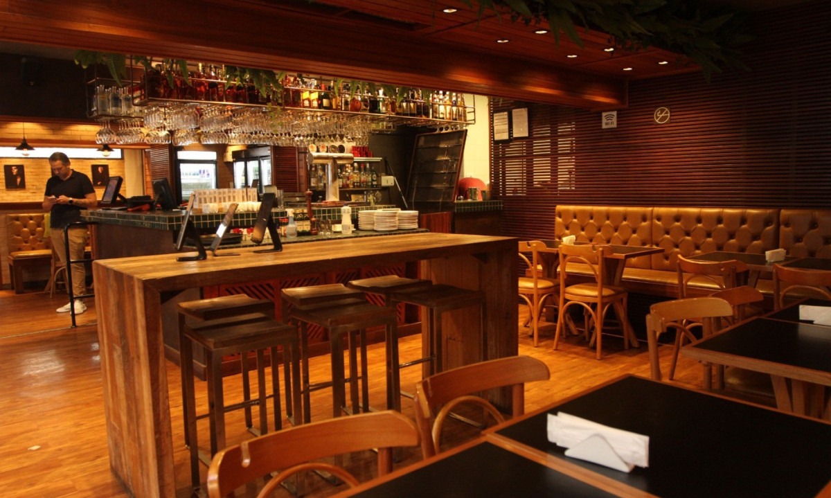 O Dona Maria Gastrobar tem ambiente despretensioso, onde dá para ir de bermuda e chinelos para tomar uma cerveja gelada ou até mesmo comemorar um aniversário