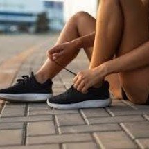 Tênis com placa de carbono: revolução ou risco para corredores amadores? - FREEPIK 