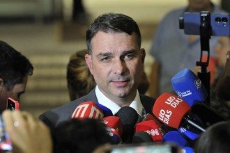 Bolsonaro passará a noite em observação após crise com vômito, diz Flávio