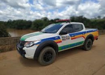 PM faz buscas nas proximidades do Rio Paraopeba, onde motocicleta do fugitivo foi encontrada -  (crédito: PMMG)