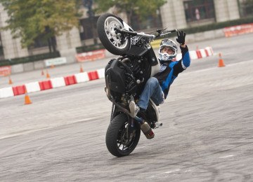 O grau é um movimento em que o condutor de uma moto anda somente em uma roda, geralmente a traseira, enquanto a empina -  (crédito: Reprodução/Redes Sociais )