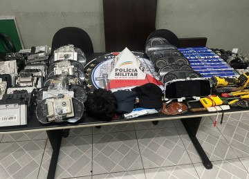 Com o homem foram apreendidos itens como chaves mestras e paineis de veículos -  (crédito: Divulgação/Polícia Militar)