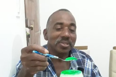 O feirante Paulo Roberto de Carvalho, apelidado de Paulo do Aipim, morreu aos 63 anos após ser atacado por dois cães da raça pitbull em 13/9 em Duque de Caxias, na Baixada Fluminense. Os animais ferozes saíram de uma casa e causaram múltiplas lesões na vítima, que não resistiu. Cães pitbull não param de matar no Brasil. São inúmeros casos. -  (crédito: Reprodução redes sociais )