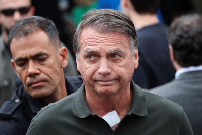 Apoiadores pedem anista e rezam por Bolsonaro em frente à hospital onde ex-presidente fez exame médico -  (crédito: Reuters)