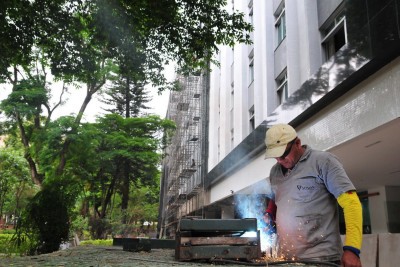 Serralheiro em obra de construção civil no Distrito Federal (DF); imagem meramente ilustrativa -  (crédito: Hmenon Oliveira/Flickr)