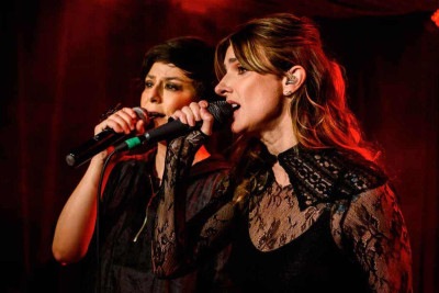 Fernanda Takai faz participação especial no show de Anna Ratto, que desembarca em BH com a turnê 'Vison negro' -  (crédito: Rogério Von Krüger/Divulgação)