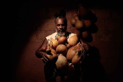 Mestre Negoativo vai levar para o palco cânticos ancestrais oriundos do povo bantu, que se misturam  ao freestyle de Douglas Din: gerações diferentes com repertório batizado de 'diásporas' -  (crédito: studio beco/Divulgação)