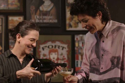 Mestre cervejeira Cilene Saorin e a atriz Laíza Dantas  no primeiro dos 10 episódios da websérie disponível no youtube -  (crédito: Cacá Bernardes/Divulgação)