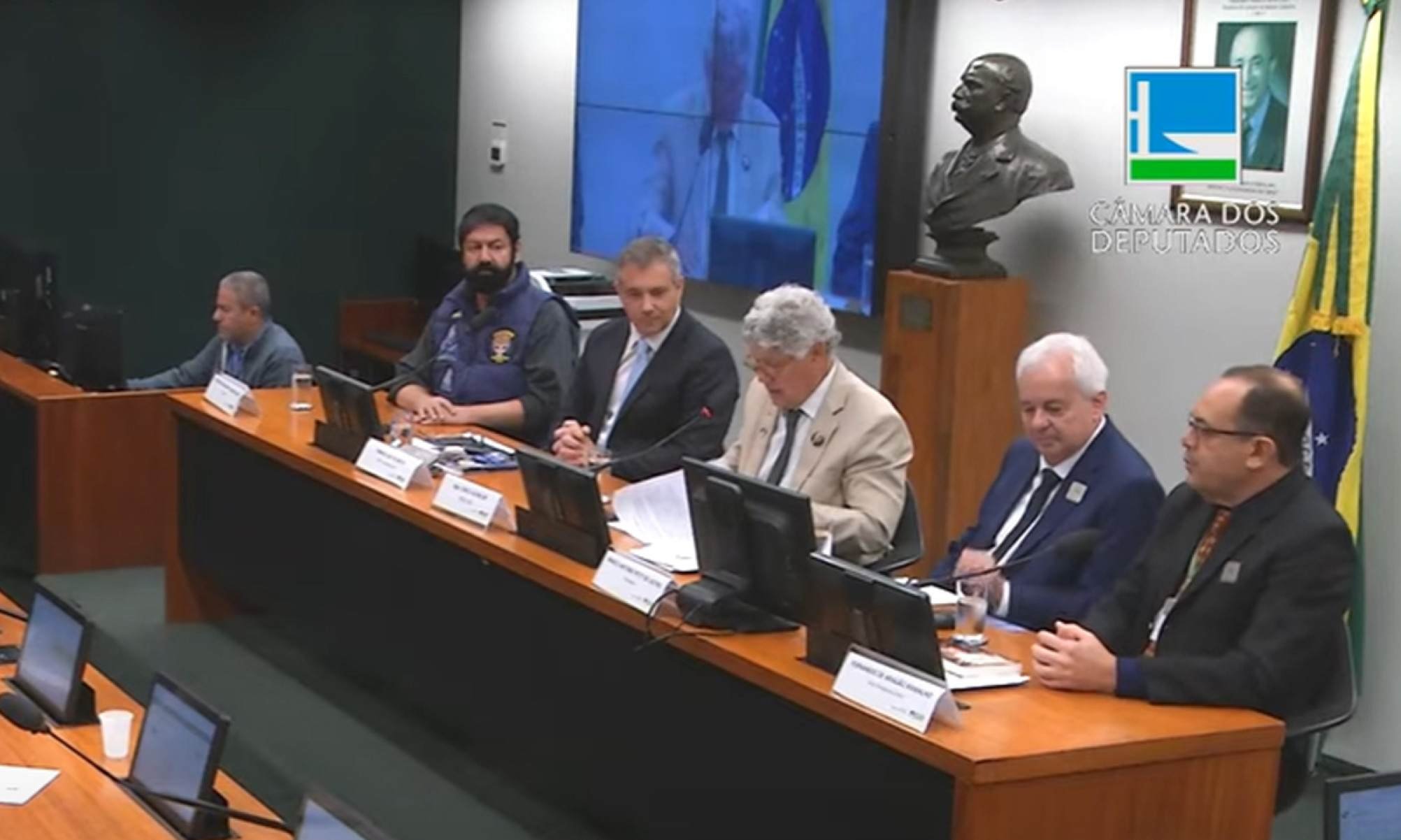 Ufólogos afirmam que Forças Armadas escondem documentos sobre OVNIs
