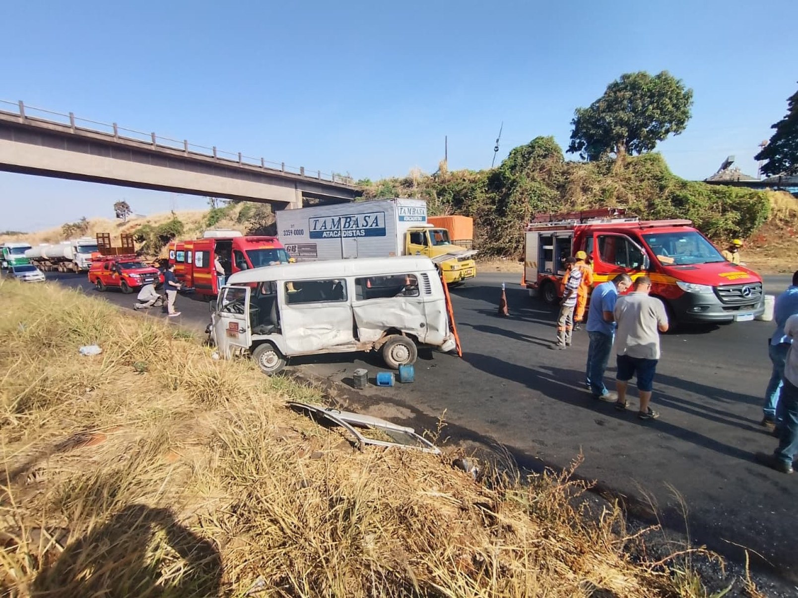 Batida deixa sete trabalhadores feridos em Uberlândia -  (crédito: DivulgaÃ§Ã£o/CBMG)
