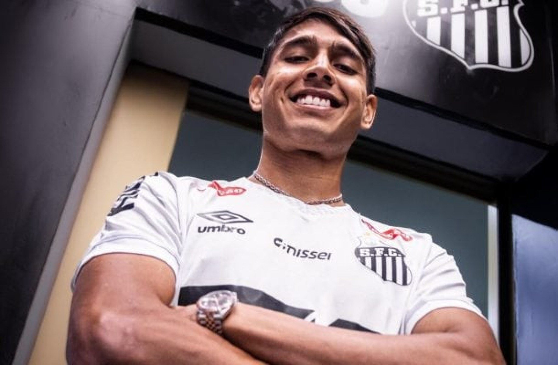 Alexis Duarte é apresentado pelo Santos e se coloca à disposição para estrear