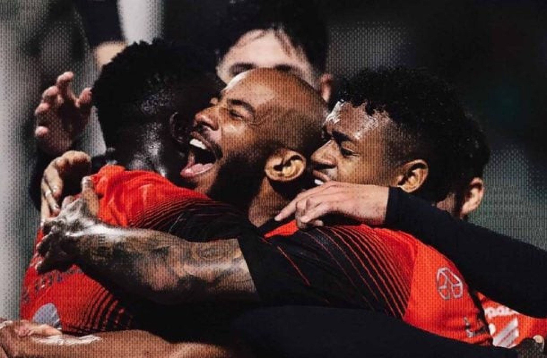 Em jogo de duas viradas, Athletico vence a Chapecoense e cola no G4 da Série B