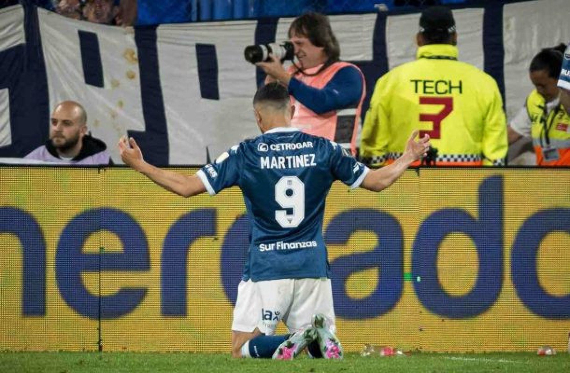 Racing aproveita vantagem numérica e bate Vélez Sarsfield fora de casa