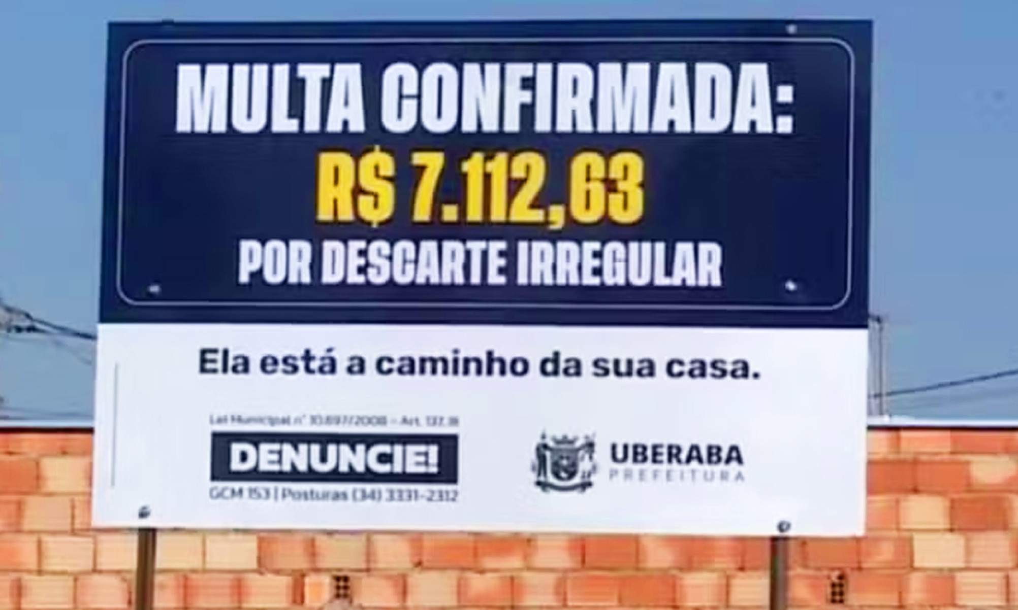 Uberaba instala placas com valores de multa por descarte irregular de lixo