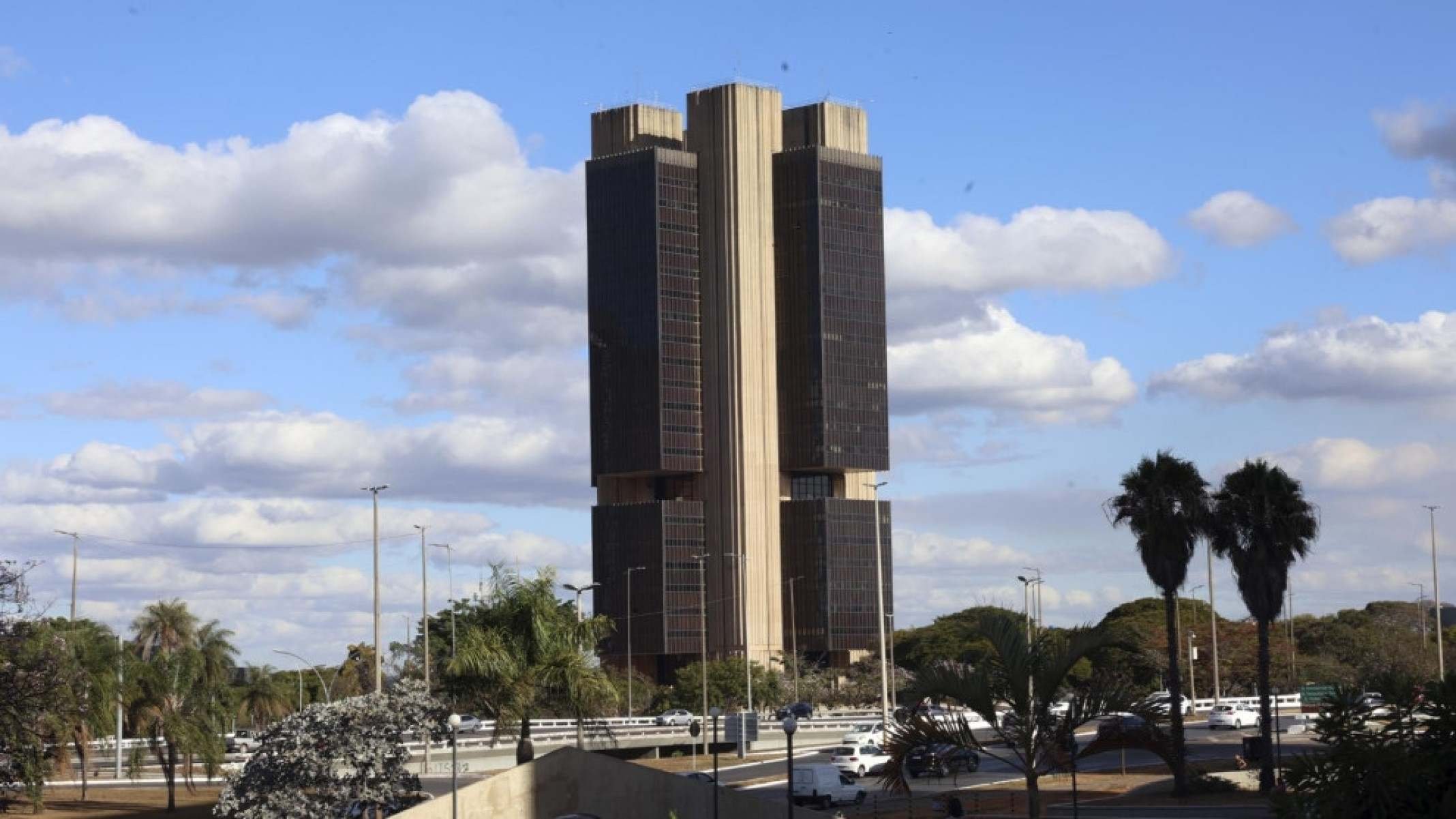 Copom mantém Selic em 15% - Platobr Politica