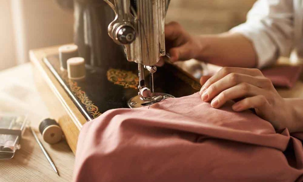 Consumo consciente e o movimento DIY – Do It Yourself ou Faça Você Mesmo – levam os jovens ao ofício da costura 
 -  (crédito: cookie studio/freepik)