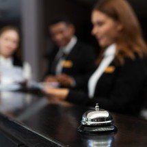 Os meios de hospedagem precisam informar ao hóspede os horários de entrada e saída, além do tempo estimado para limpeza e arrumação da unidade -  (crédito: FreePIK)