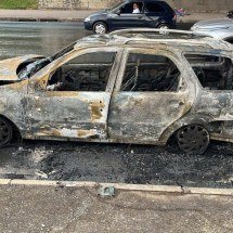 BH: carro pega fogo na Av. Cristiano Machado - CBMMG