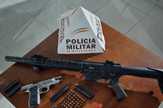 Homem é detido por exibir armas de fogo em via pública 