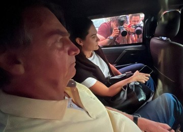 O ex-presidente Jair Bolsonaro, acompanhado de sua esposa Michele, deixa o Hospital DF Star, em Brasília, em 17 de setembro de 2025 -  (crédito:  Julia Maretto / AFP)