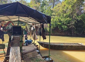 Dupla é presa após ser flagrada por drone realizando garimpo ilegal em MG -  (crédito: PMMG/Divulgação)