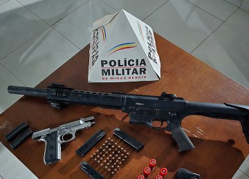 PM apreende armas de fogo de homem embriagado no Vale do Rio Doce -  (crédito: Reprodução/PMMG)
