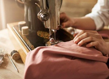 Consumo consciente e o movimento DIY – Do It Yourself ou Faça Você Mesmo – levam os jovens ao ofício da costura 
 -  (crédito: cookie studio/freepik)