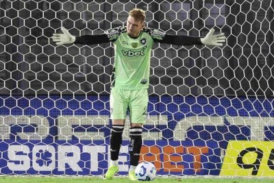 LINCK - Evitou o gol do Mirassol no início, lance fundamental para o Glorioso responder com o ataque do 1 a 0. Voou para fazer a defesa. Bem com os pés e na bola aérea. Nível acima de Neto. Mas levou três, ainda que não seja o culpado maior - NOTA: 6,0 - Foto: Vitor Silva/Botafogo  -  (crédito: Foto: Vitor Silva/Botafogo )