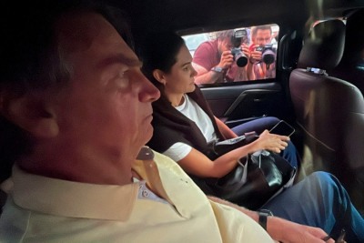 O ex-presidente Jair Bolsonaro, acompanhado de sua esposa Michele, deixa o Hospital DF Star, em Brasília, em 17 de setembro de 2025 -  (crédito:  Julia Maretto / AFP)