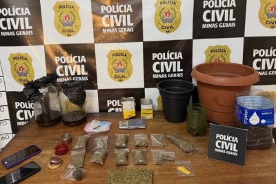 Drogas e minilaboratório funcionavam em residência de Extrema -  (crédito: PCMG/Divulgação)
