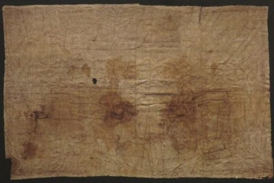 Pesquisadores identificaram novas evidências que colocam em dúvida a autenticidade do Santo Sudário de Turim, tecido de linho que há séculos desperta fascínio por trazer a imagem de Jesus. A descoberta mostra que a relíquia já era contestada muito antes do que se pensava.  -  (crédito: wikimedia commons Reinhard Dietrich)