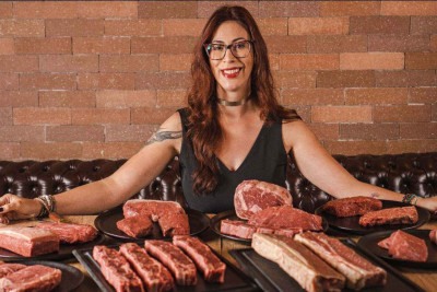 Larissa Morales sempre adorou carnes, mas agora é, de fato, uma sommelière que analisa aspectos técnicos e sensoriais do alimento -  (crédito: Felipe Margarido/Divulgação)
