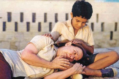 Dora (Fernanda Montenegro), que escreve cartas para analfabetos na Central do Brasil, se emociona com Josué (Vinícius de Oliveira), órfão de mãe e que está em busca do pai  -  (crédito: Paula Prandini/Divulgação)