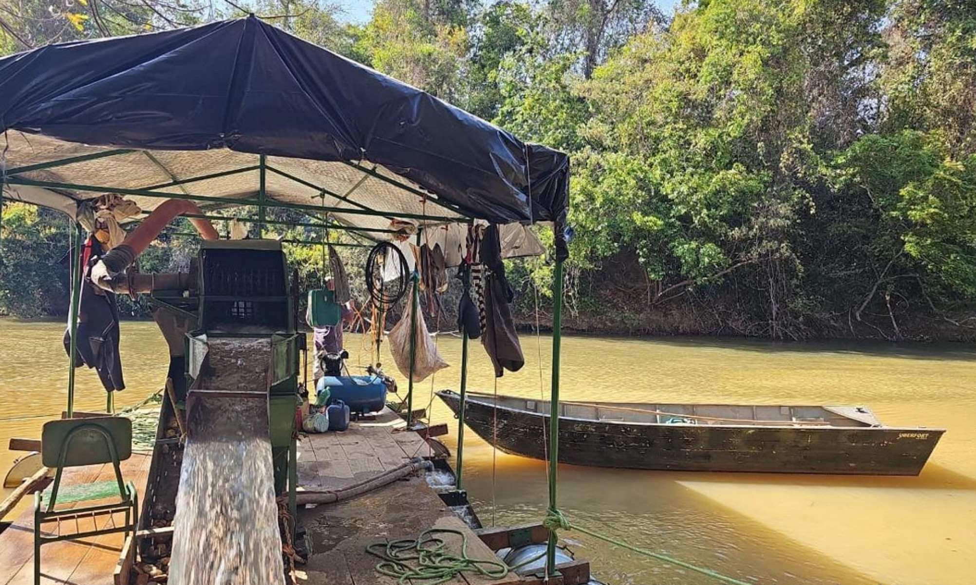 Dupla é presa após ser flagrada por drone realizando garimpo ilegal em MG - PMMG/Divulga&ccedil;&atilde;o